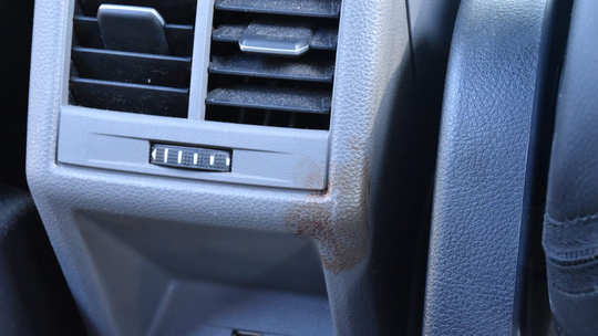Polícia encontra sangue no carro de empresário achado em buraco