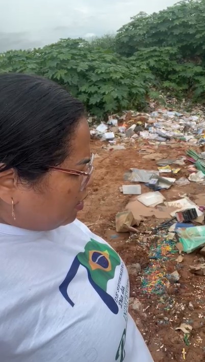 Vídeo mostra caixas de materiais escolares descartadas em lixão no interior do Acre; governo apura denúncia