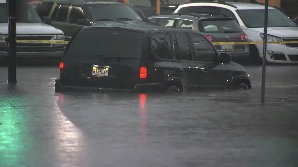 Chuva intensa inunda metrô de Nova York e assusta passageiros; VÍDEO