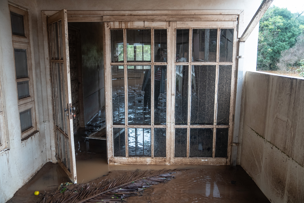 Interior de casa ficou coberto de lama no bairro de Hidráulica, em Lajeado. À beira do Rio Taquari, o bairro foi fortemente atingido pela enchente — Foto: Fábio Tito/g1
