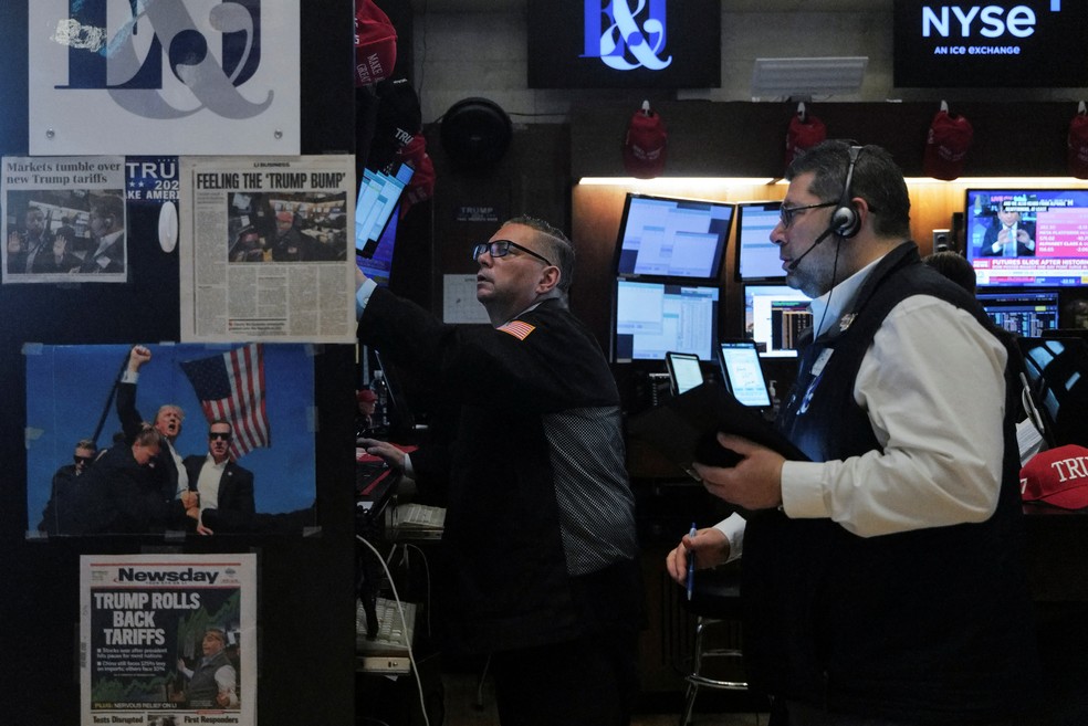 Operadores trabalham no pregão da Bolsa de Valores de Nova York (NYSE), em 10 de abril de 2025 — Foto: REUTERS/Jeenah Moon
