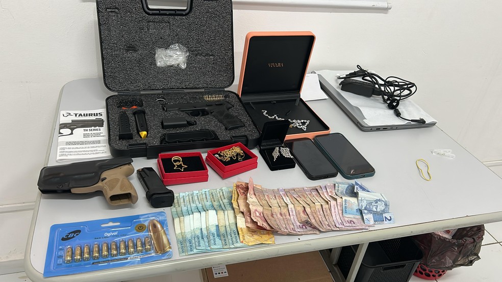 Dinheiro e armas apreendidas em operação contra desvios de dinheiro da merenda escolar de Godofredo Viana — Foto: Divulgação/Polícia Civil