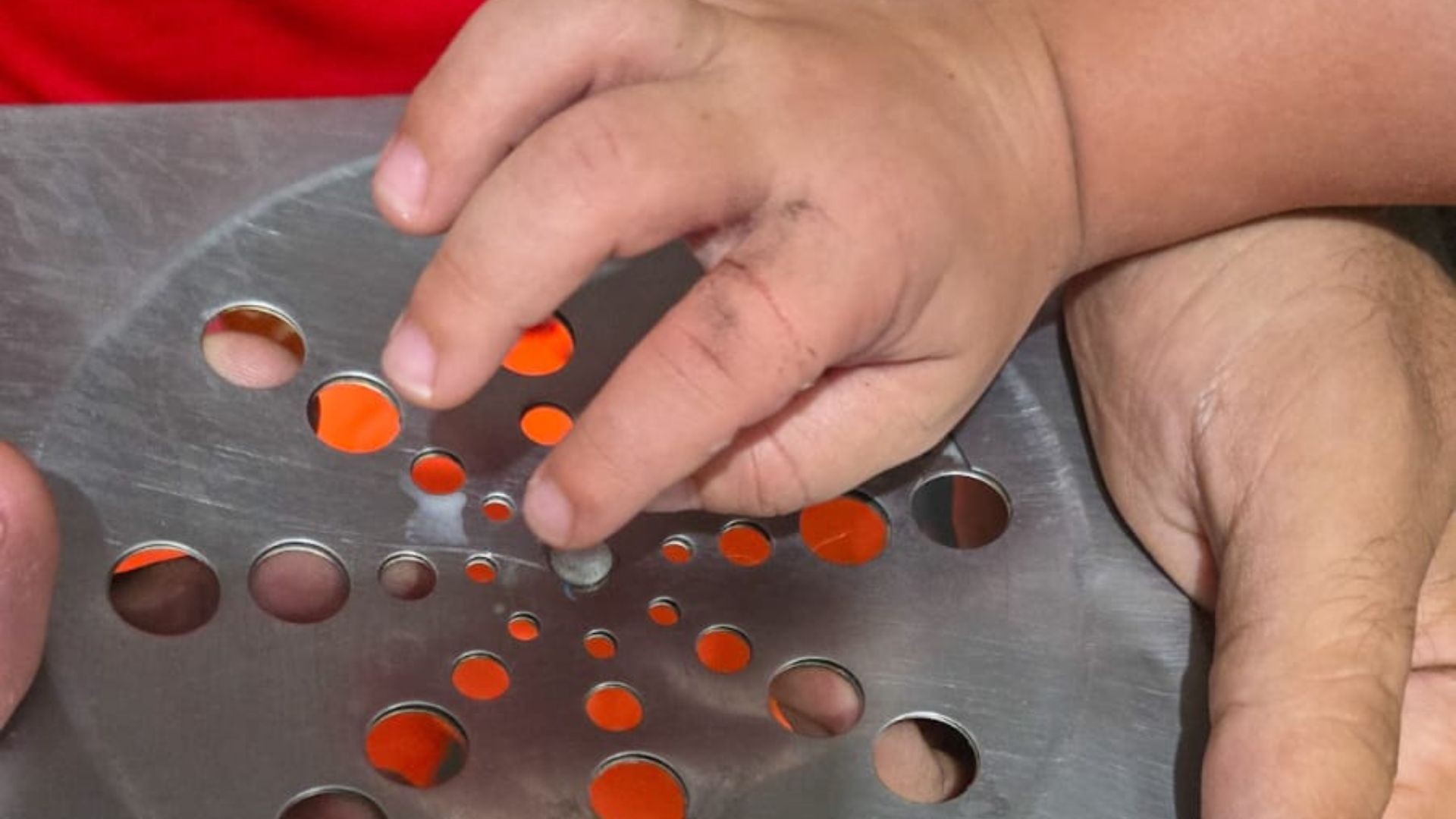 Criança de 2 anos fica com dedo preso no ralo do banheiro em MG