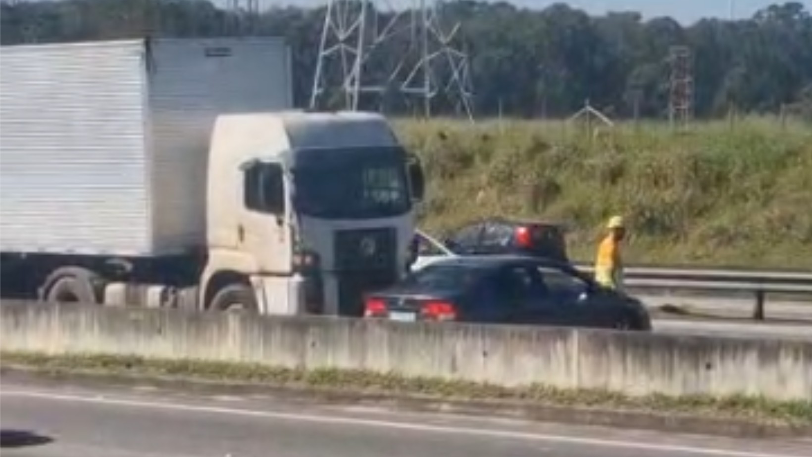 Polícia identifica caminhoneiro suspeito de arrastar carro de idosa por 700 metros na Dutra em SP
