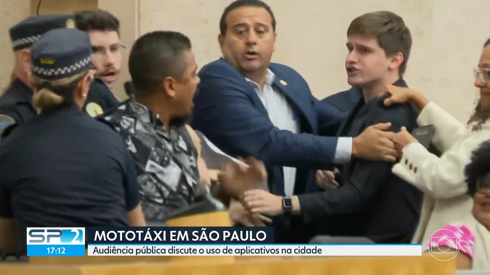 O presidente do Sindimoto-SP, Gilberto Almeida dos Santos, e o vereador Lucas Pavanato (PL) trocam empurrões em audiência na Câmara Municipal de SP — Foto: Reprodução/TV Globo