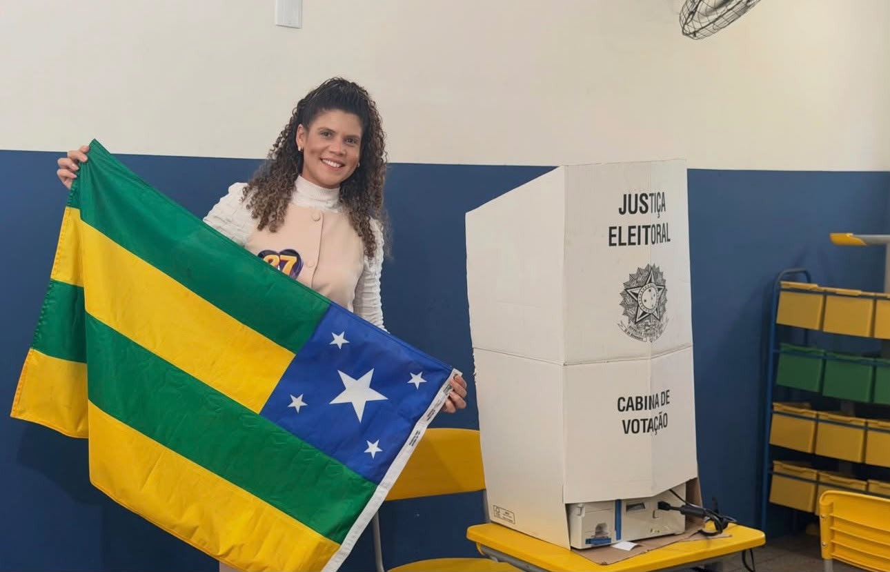 Candidata ao governo de Sergipe, Taty Cristina de Jesus do DC vota na Barra dos Coqueiros