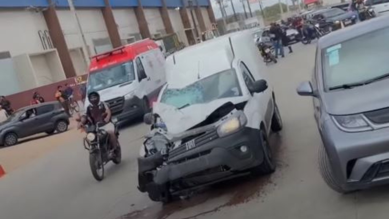 Motociclista de app e passageiro morrem atropelados no 4º Anel Viário, no Ceará