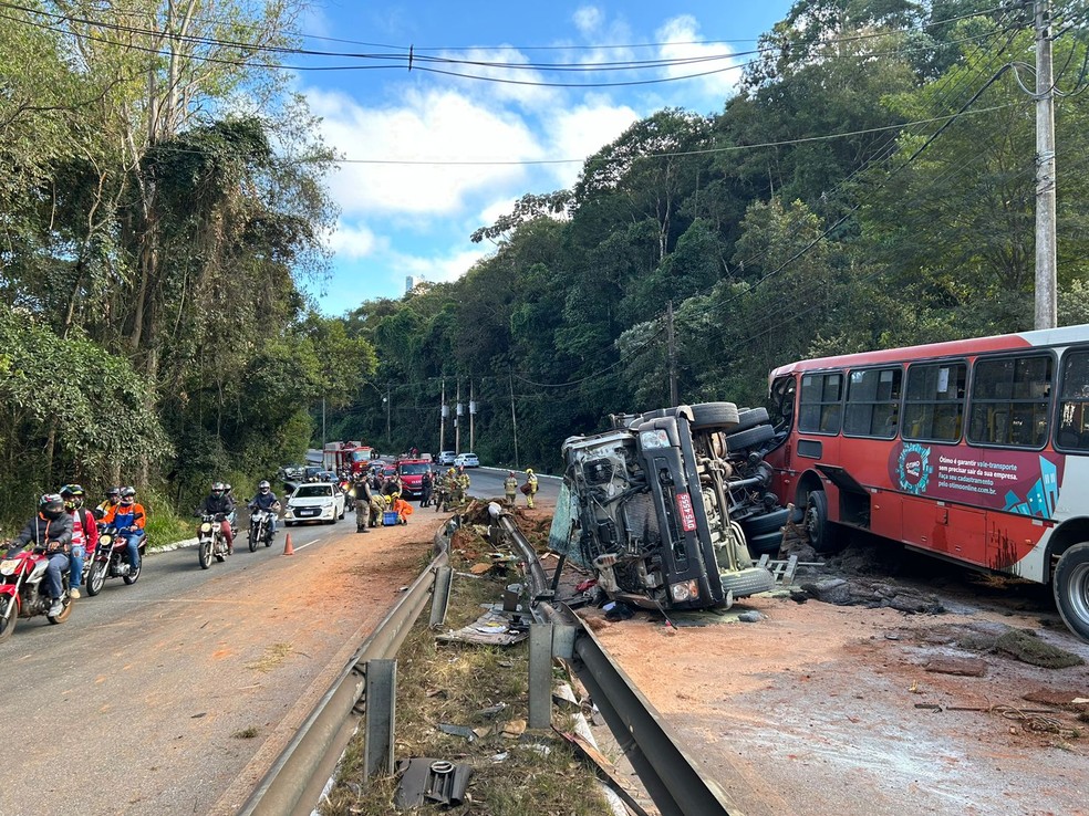 Caminhão ficou tombado na pista. — Foto: Patrícia Luz/TV Globo