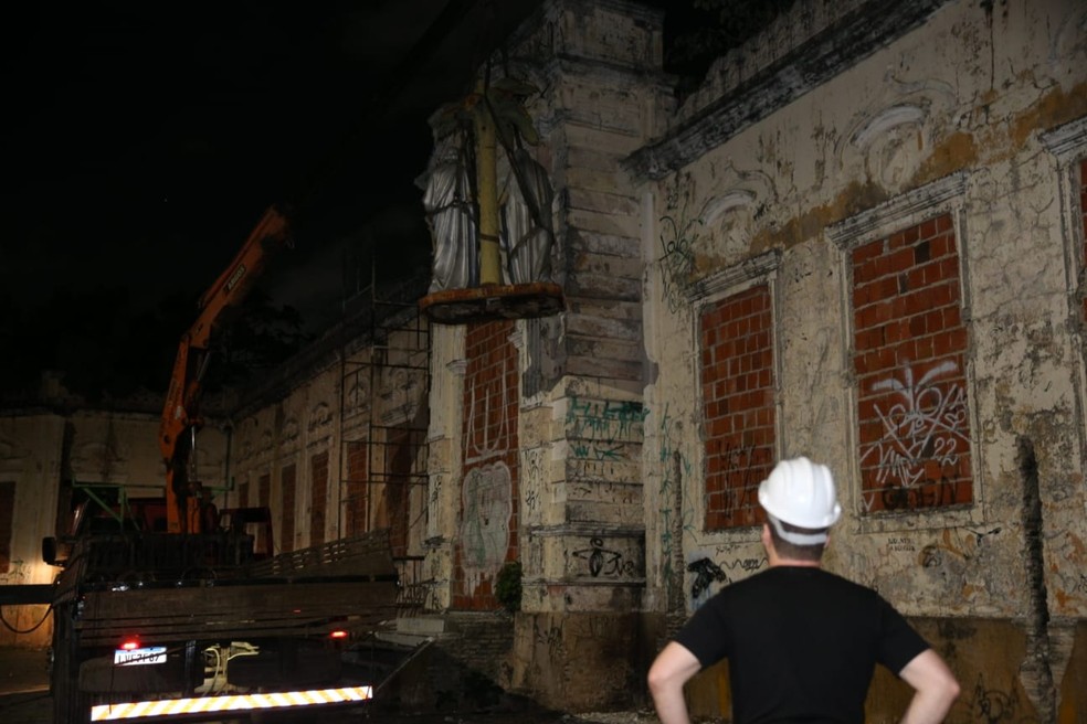 Imagem da Sagrada Família, em Fortaleza, caiu em meio a remoção por guincho. — Foto: Kid Junior/ SVM