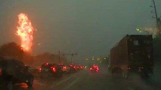 VÍDEO flagra momento em que raio atinge rede de energia e deixa centenas sem luz nos EUA