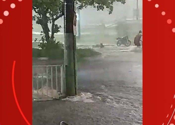 VÍDEO: Homem que empurrava moto é arrastado pela enxurrada durante temporal em Frutal