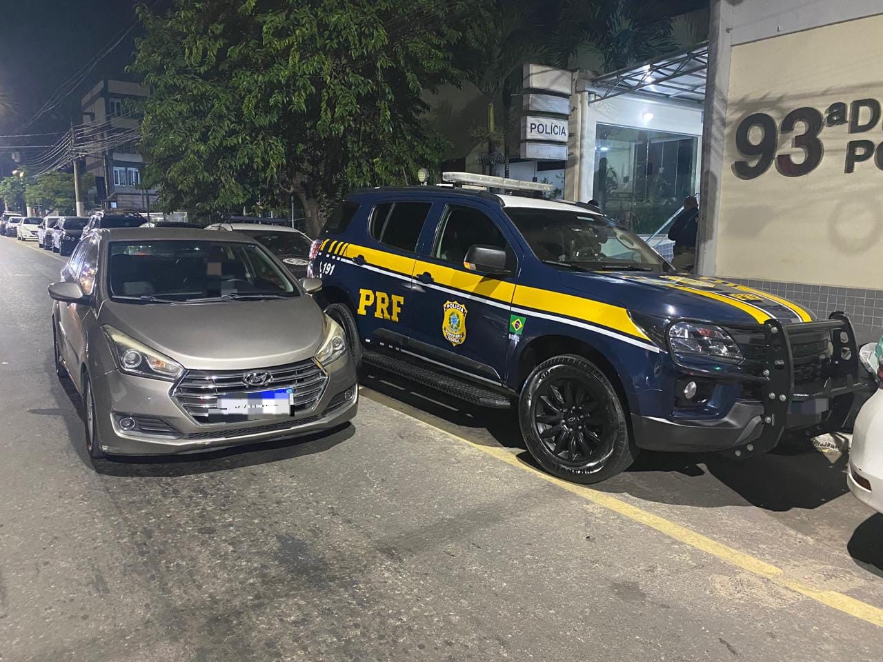 Três pessoas são detidas com carro roubado na BR-393, em Volta Redonda