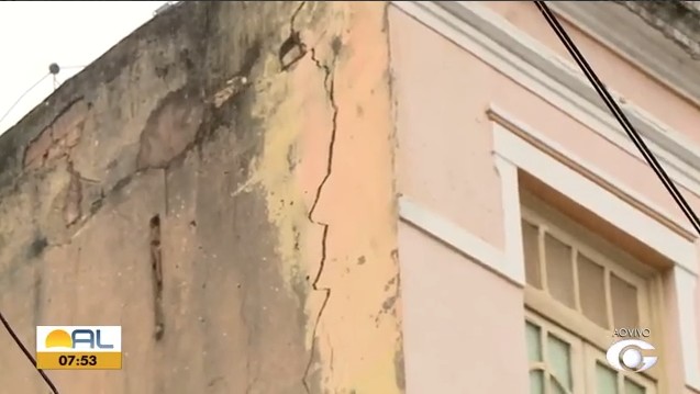 Prédio histórico no centro de Maceió, datado de 1928, apresenta rachadura e passa por vistoria da Defesa Civil