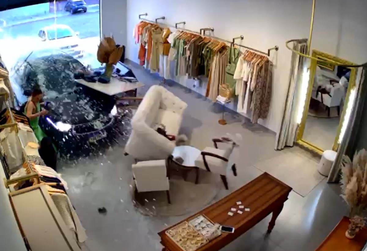 VÍDEO: Carro invade loja e passa por cima do pé de empresária em MS