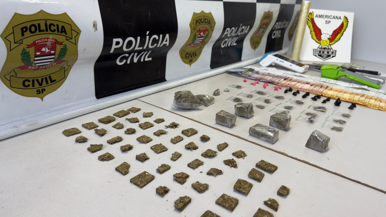 Adega do tráfico: casal é preso suspeito de abastecer comércio com cocaína e maconha especial 'Colômbia' em Santa Bárbara 