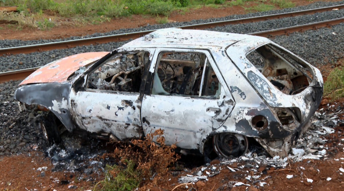 Moradores ergueram carro para tentar salvar bebê que morreu atropelado por adolescente 