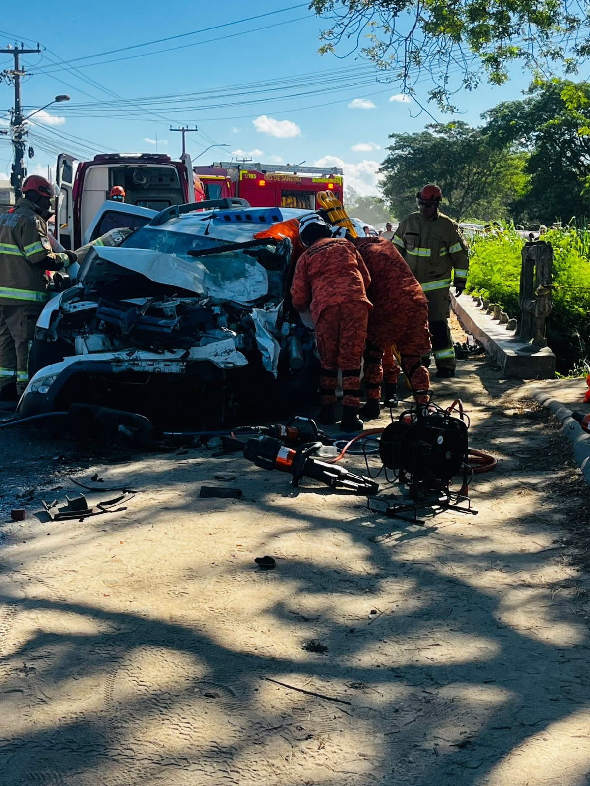 Acidente entre carro e caminhão na RJ-106 deixa mulher em gravemente ferida