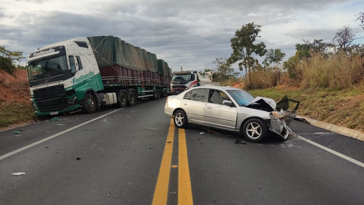 Menino de 9 anos morre e irmão dele fica ferido em acidente entre carro e carreta na BR-135