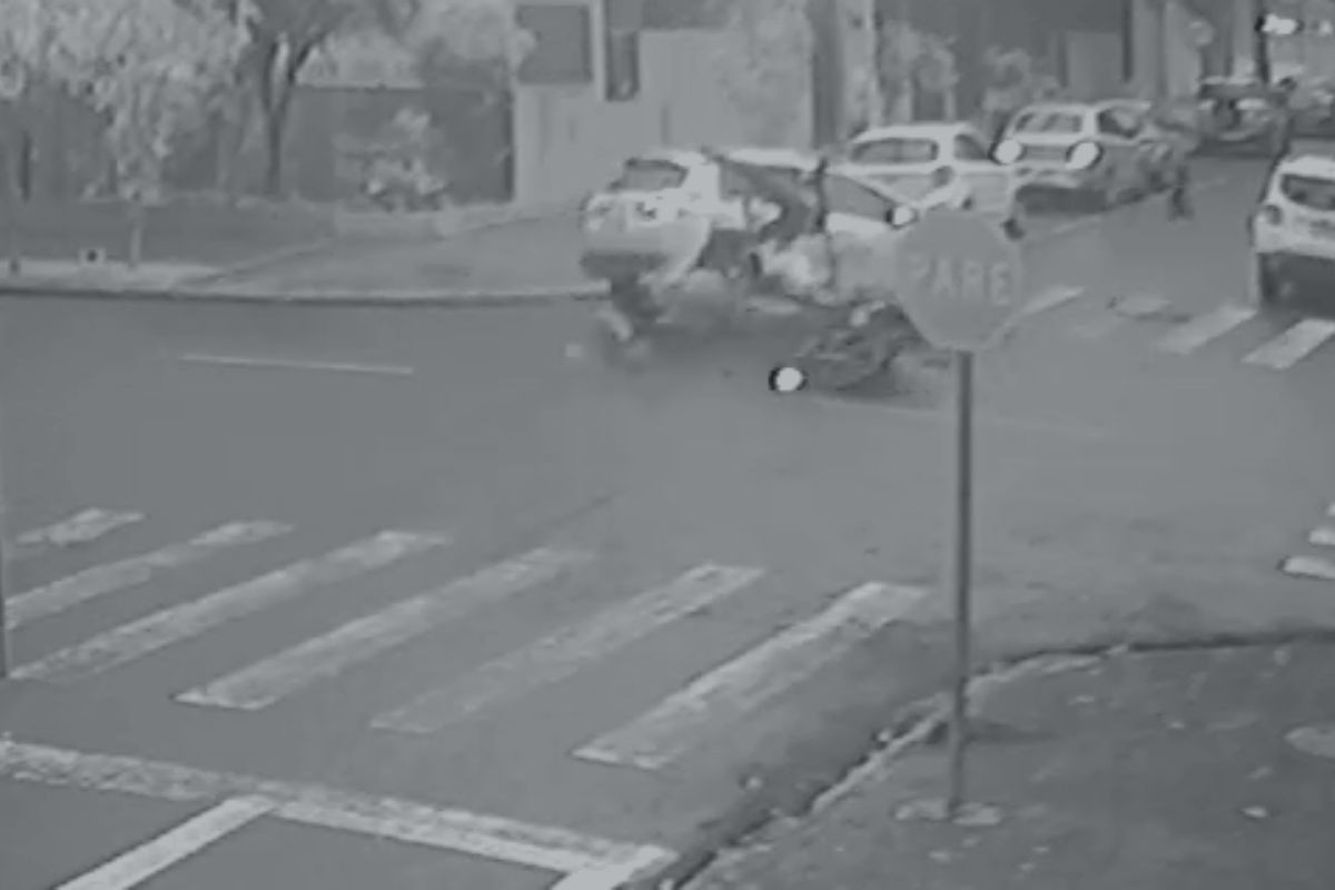 Motociclista morre após bater em carro que furou preferencial de cruzamento em Maringá