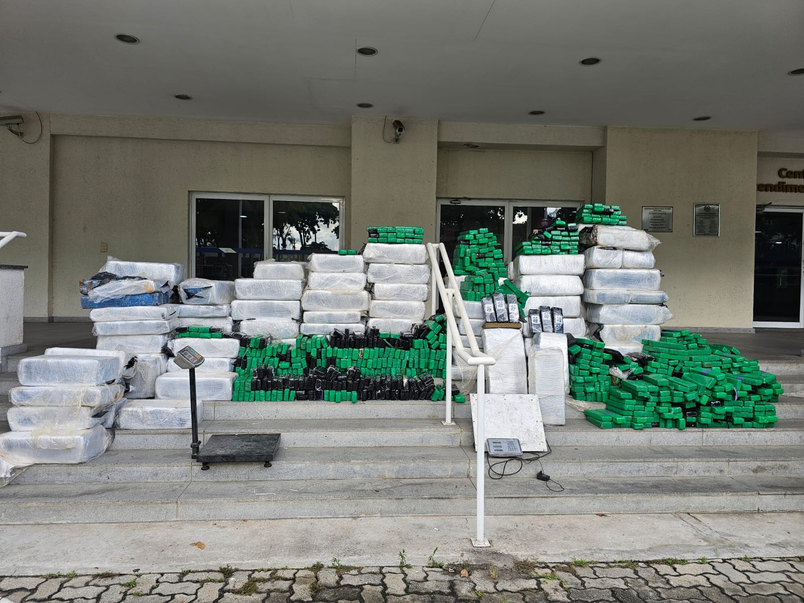 Polícia prende 9 homens e apreende 5 toneladas de drogas no Fallet, no Centro do Rio