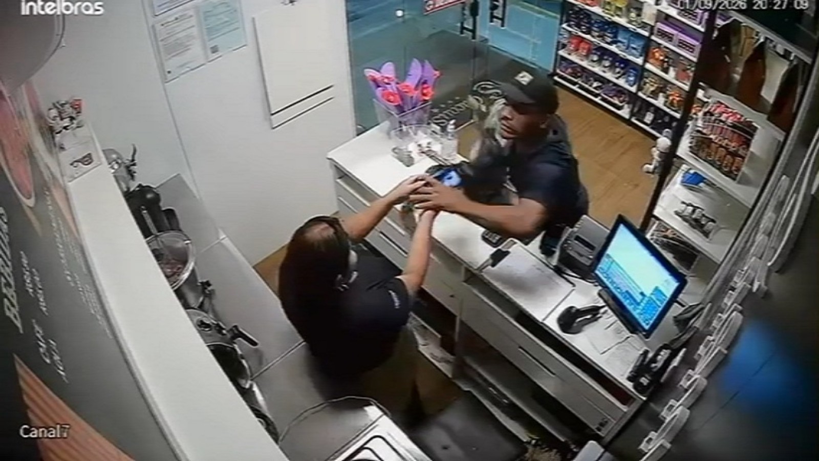 Homem assalta loja de chocolates em Fortaleza e usa garrafa com arma falsa