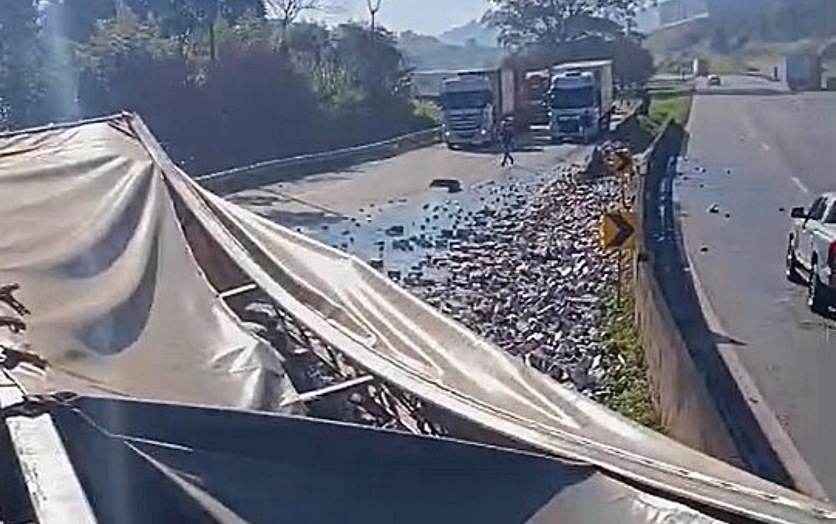 Carreta de cerveja tomba e causa congestionamento de mais de 20 km na Fernão Dias 