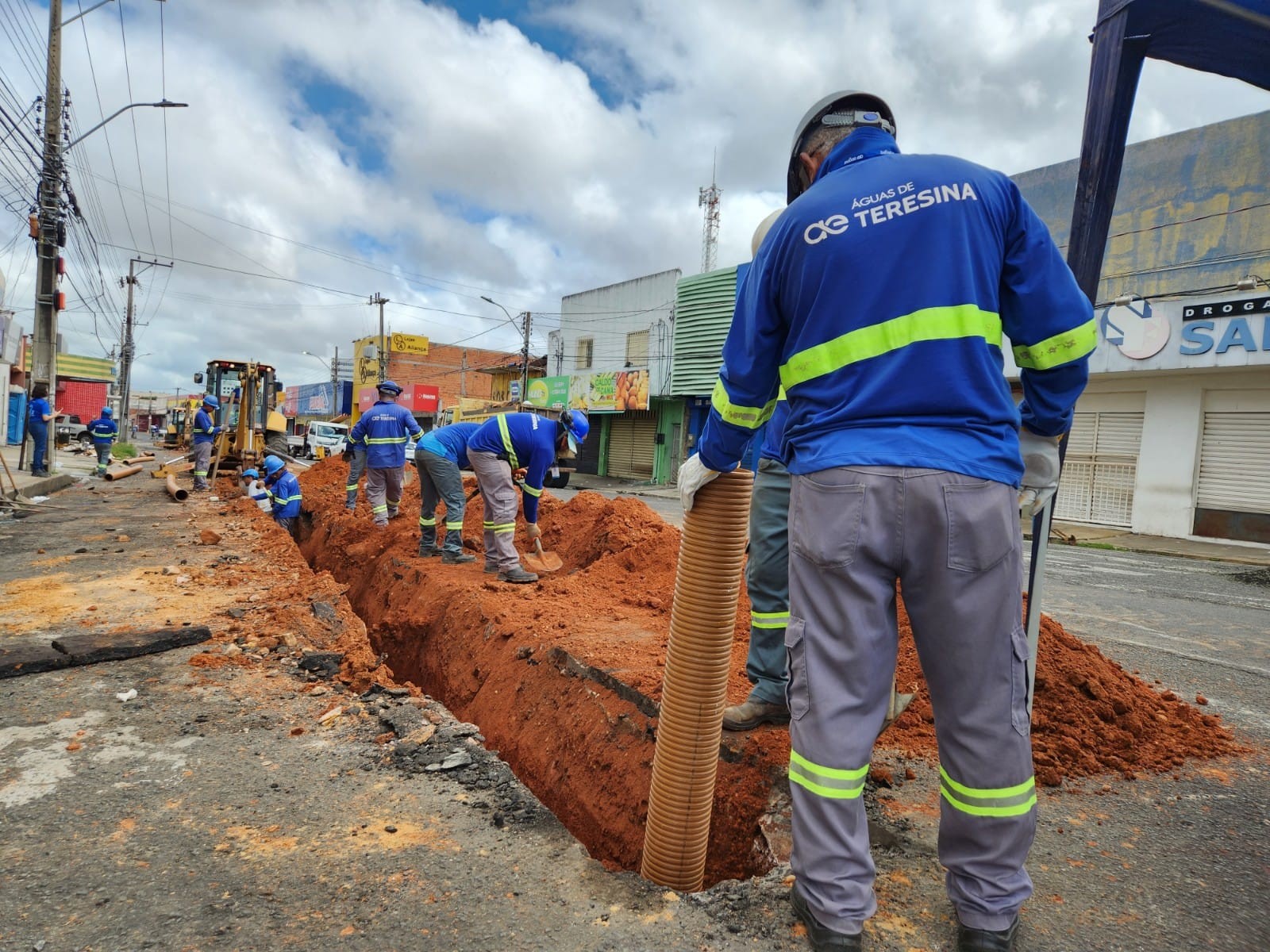 Obras de esgotamento sanitário interditam vias em Teresina