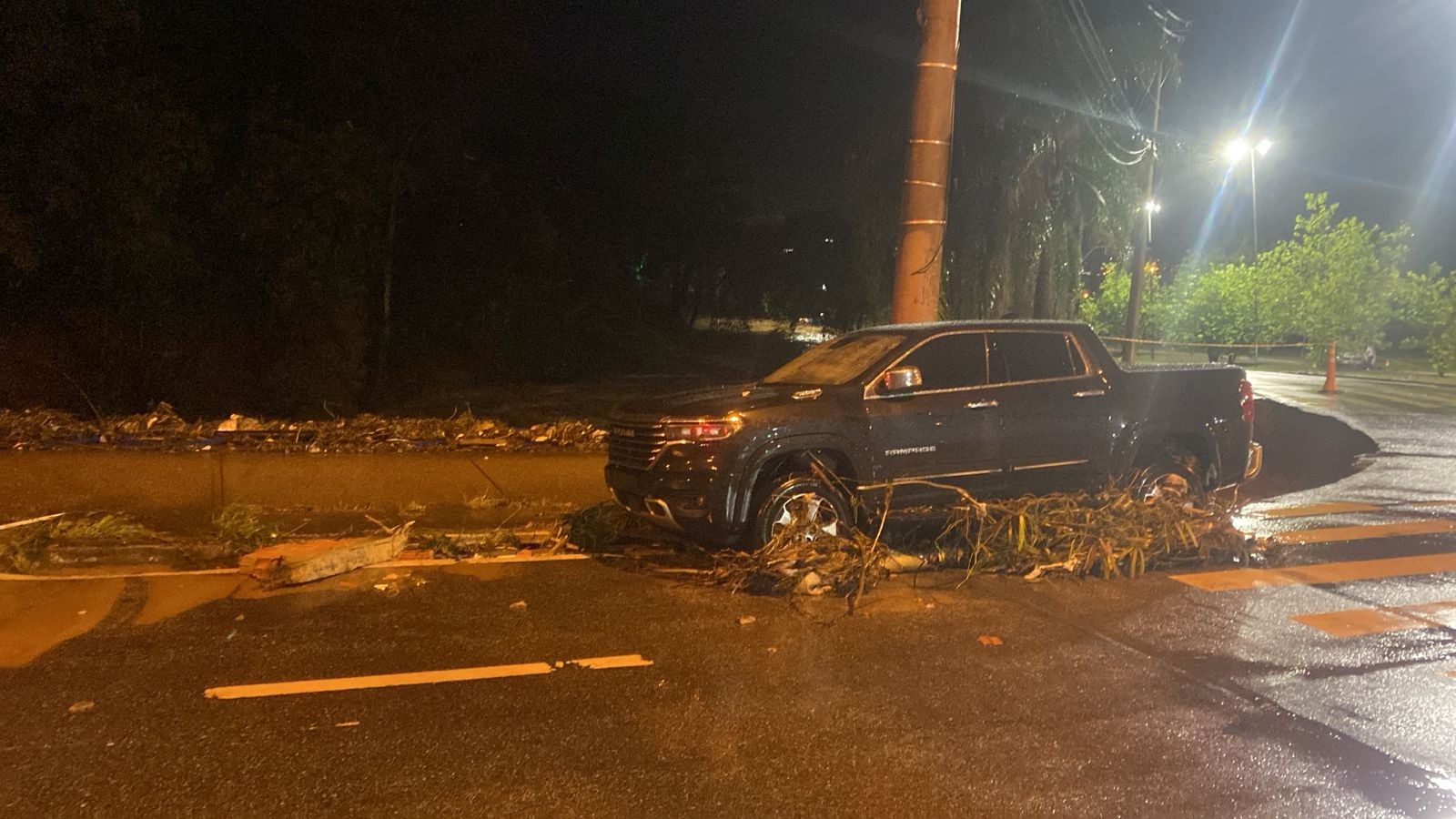 Policiais e bombeiros usam corda para salvar casal ilhado em caminhonete durante chuva em Sorocaba