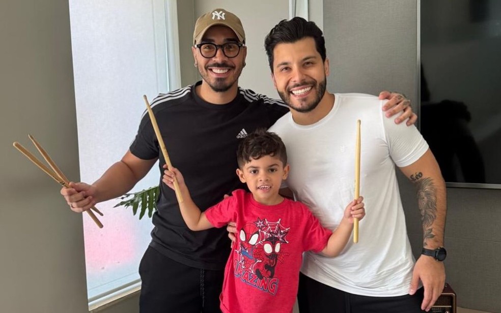 João Vicente, Murilo Huff e Léo em foto que comemora um mês do início das aulas de bateria — Foto: Reprodução/Redes sociais