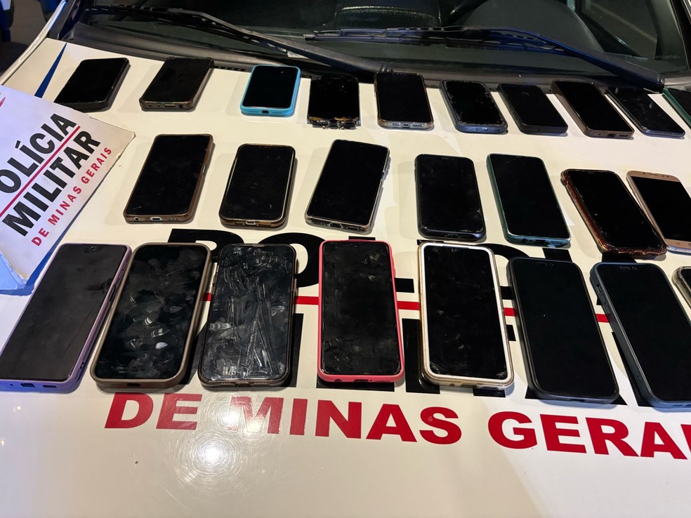 Trinta e seis celulares foram recuperados pela Polícia Militar — Foto: PMMG/Divulgação