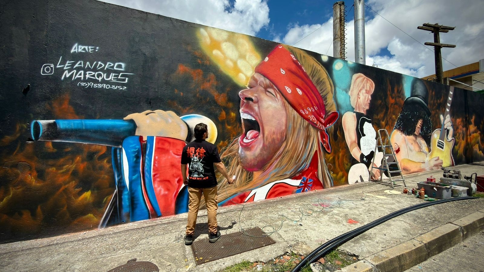 Artista cearense pinta mural em homenagem a Guns N’ Roses em frente à Arena Castelão; vídeo