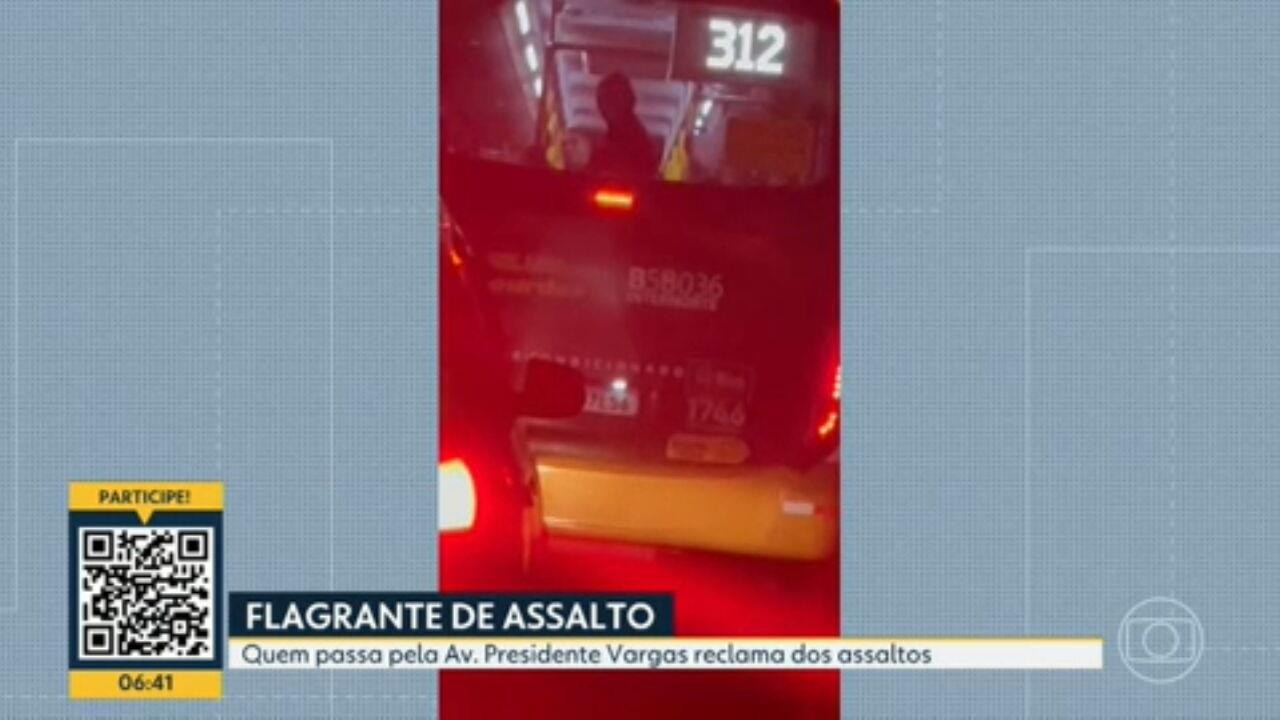 VÍDEO: criminosos encapuzados assaltam ônibus e carro no Centro do Rio