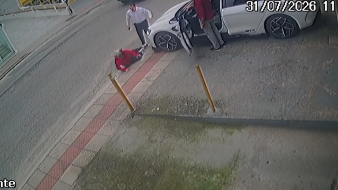 Idosa é empurrada por passageiro e cai no chão após ela chutar carro estacionado irregularmente em SC