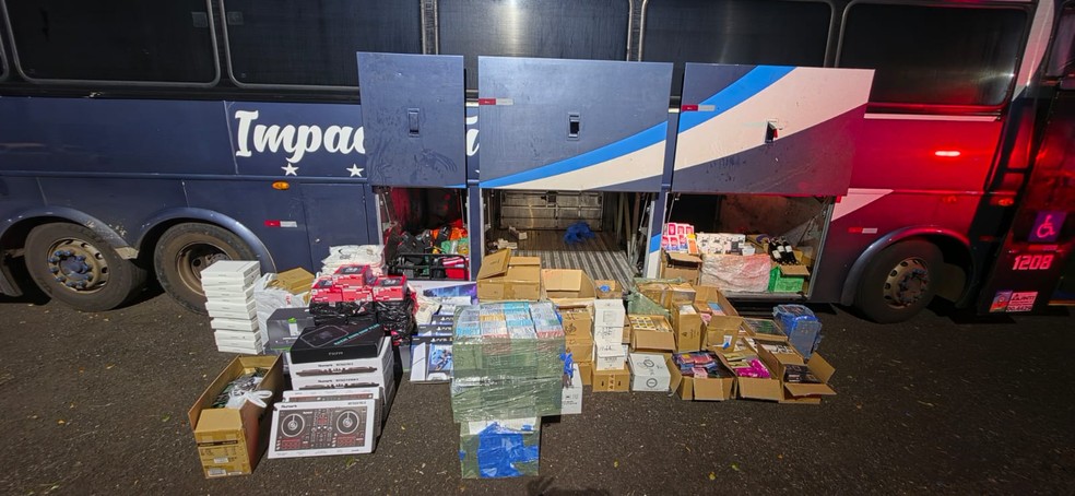 3 de 3
Motorista e passageiro foram presos e escoltados &agrave; delegacia da PF de Mar&iacute;lia (SP), onde pagaram fian&ccedil;a e v&atilde;o responder em liberdade &mdash; Foto: Pol&iacute;cia Militar Rodovi&aacute;ria
