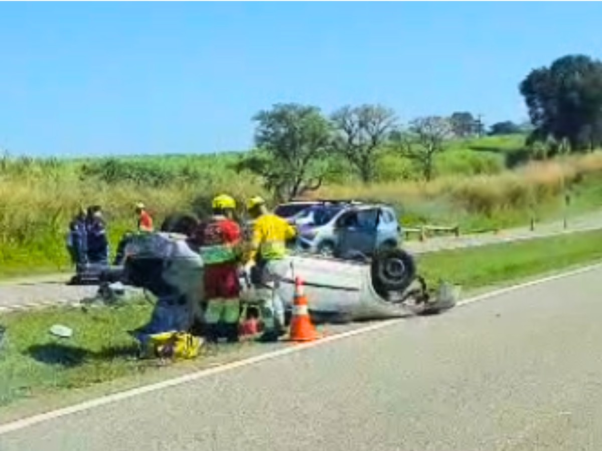 Motorista morre após ser ejetado de carro que capotou em rodovia de Mogi Guaçu
