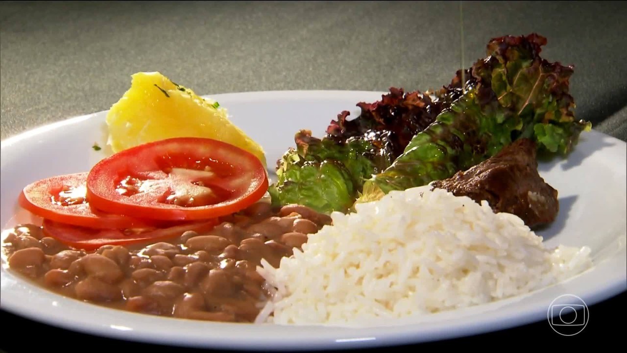Consumo de arroz e feijão no Brasil diminui e atinge menores índices desde os anos 1960