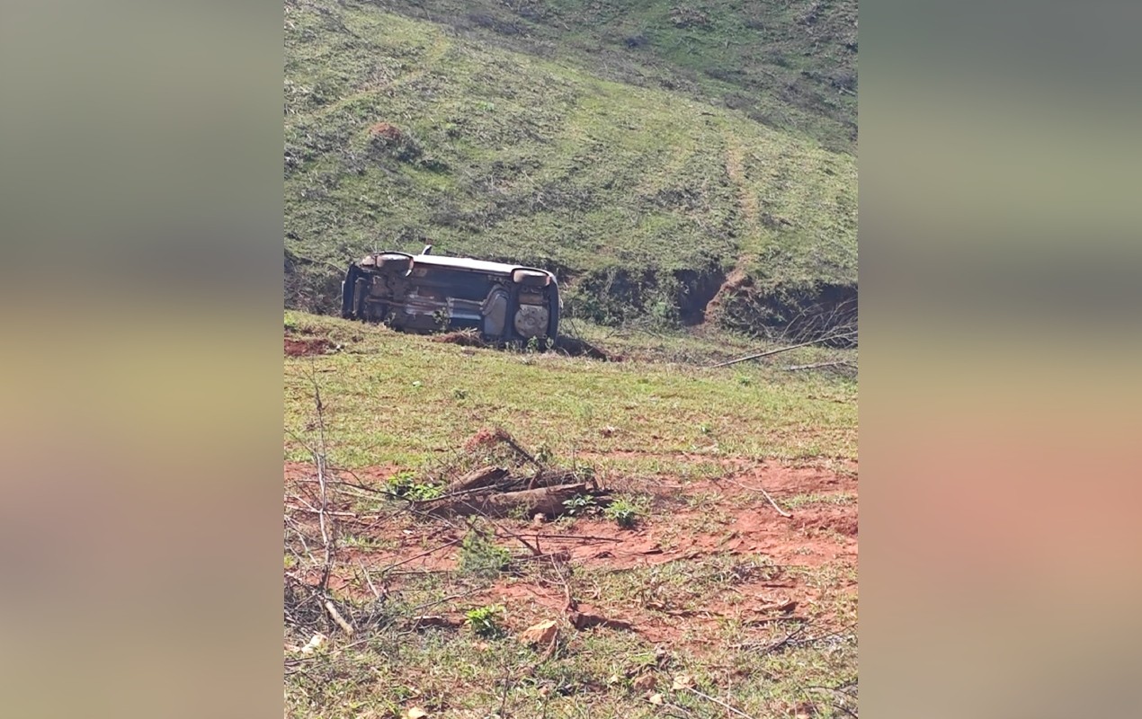 VÍDEO: motorista é resgatada após perder o controle da direção e capotar em ribanceira em Itapeva