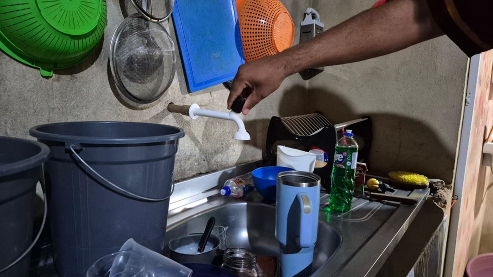 Moradores de alguns bairros da sede do Uiramut&atilde; (RR) sofrem diariamente com m&aacute; distribui&ccedil;&atilde;o de &aacute;gua na vila. &mdash; Foto: Jo&atilde;o Gabriel Leit&atilde;o