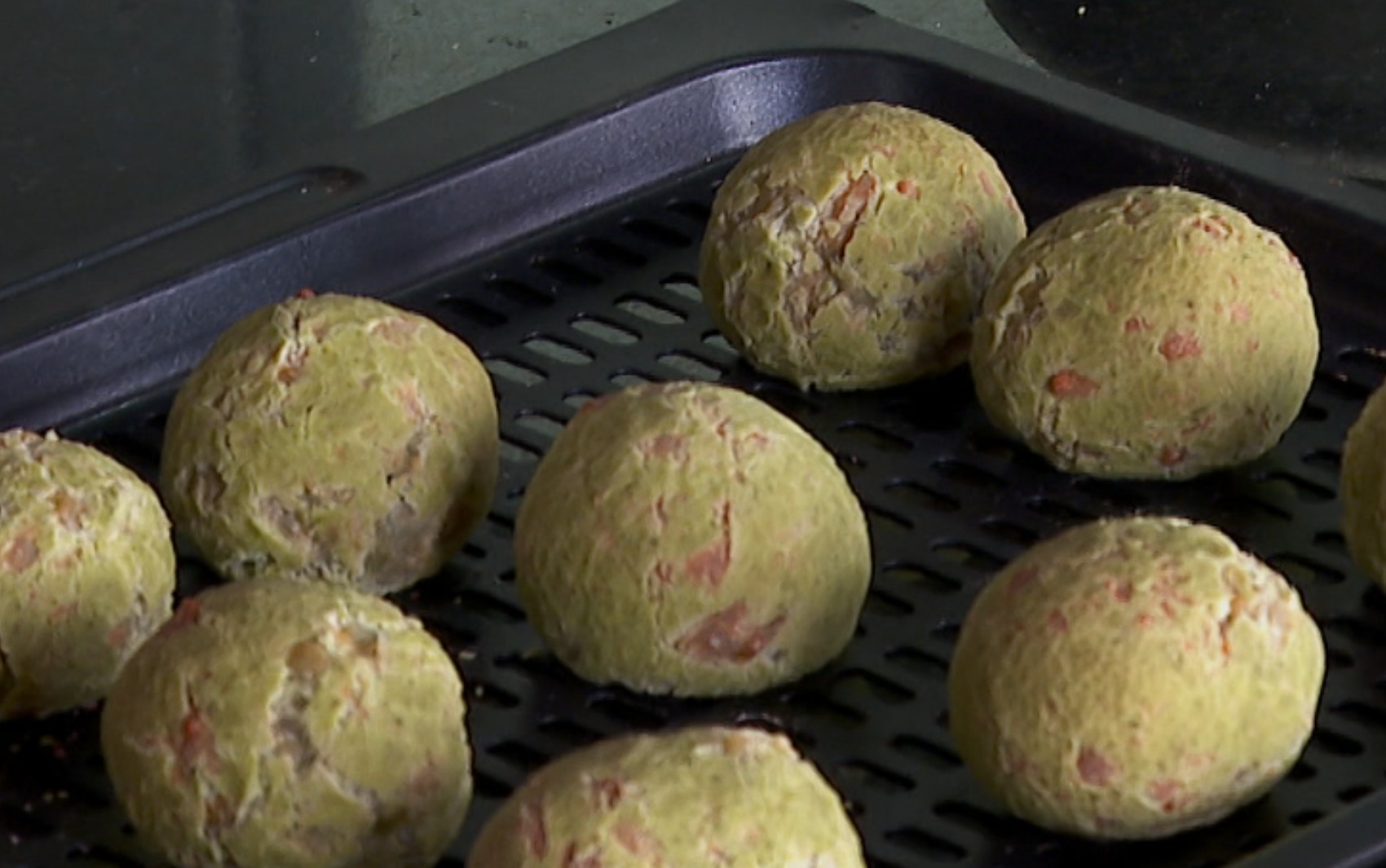 'Barato da Cozinha': aprenda a fazer  pão de queijo de espinafre