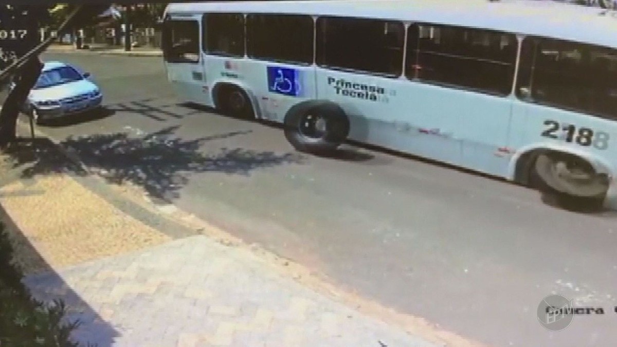 Vídeo mostra ônibus perdendo pneus durante trajeto em Americana
