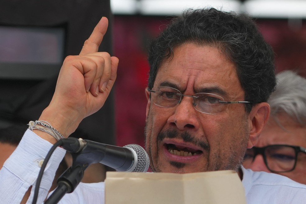 O ex-senador e o candidato vencido, Ivan Cepeda, fez um discurso anunciando a oposição ao novo governo, empossado nesta sexta-feira — Foto: Vanexa Romero / AFP