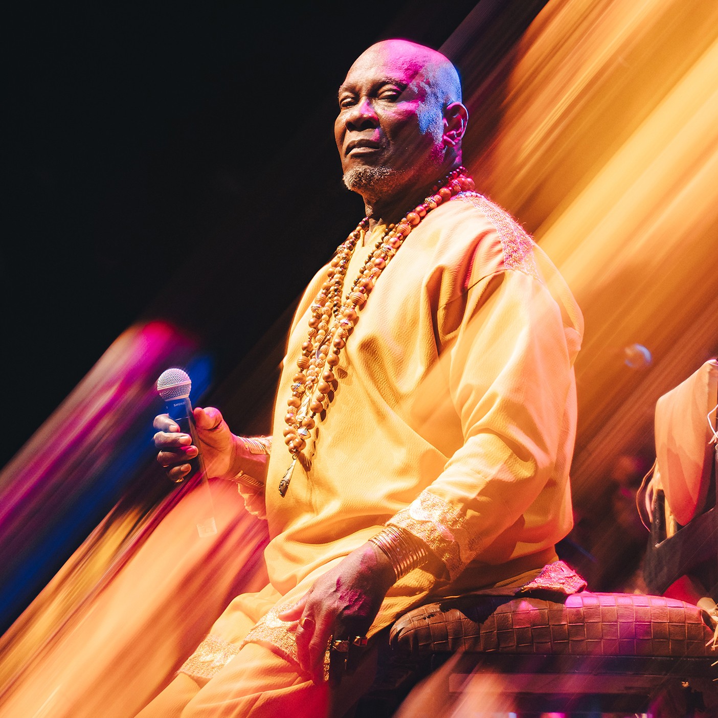 Lazzo Matumbi vive noite de rei ativista ao cantar compositores da Bahia na gravação do primeiro álbum audiovisual