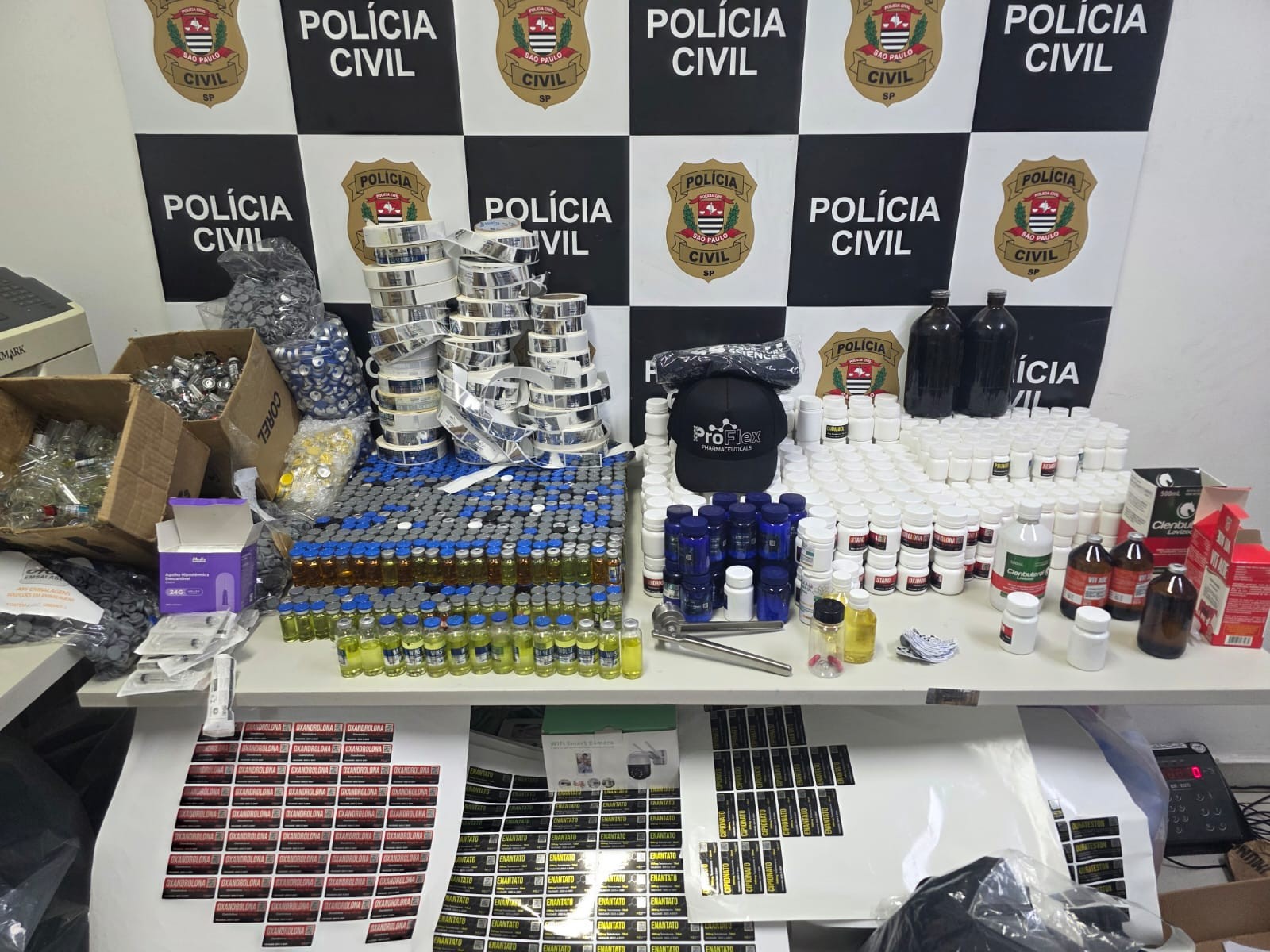 Polícia Civil apreende R$ 500 mil em entorpecentes e prende homem em fábrica clandestina de anabolizantes em Várzea Paulista