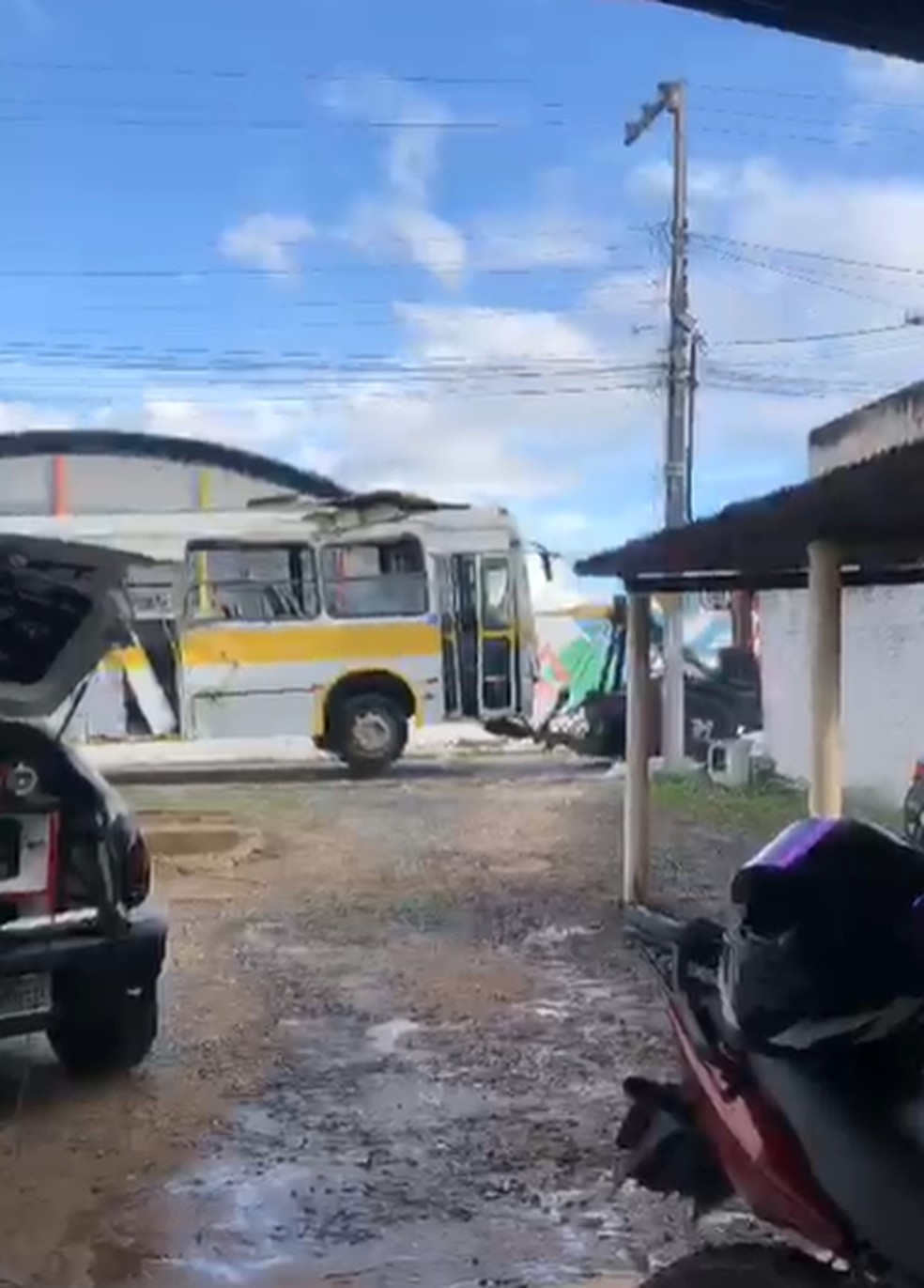 Ônibus foi retirado do local do acidente nesta segunda-feira — Foto: Reprodução