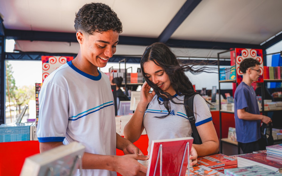 Fliaraxá chega ao terceiro dia com homenagens, debates e atrações gratuitas