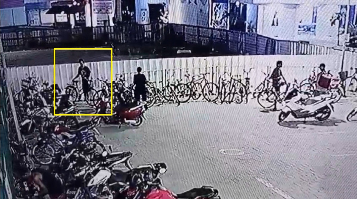 Vídeo mostra homem furtando bicicleta em shopping em Campos dos Goytacazes