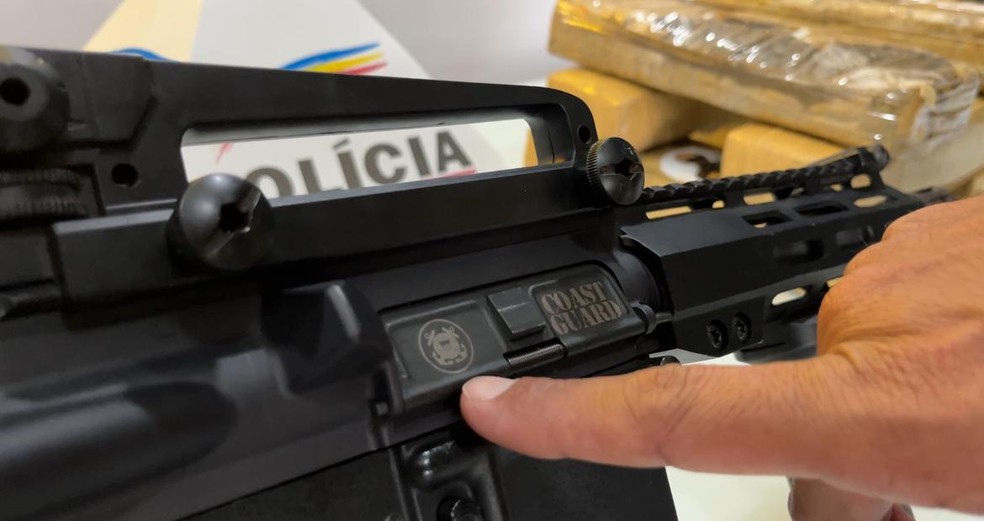 Carabina apreendida estava com o símbolo da Guarda Costeira dos Estados Unidos — Foto: Léo Olesse/Inter TV dos Vales