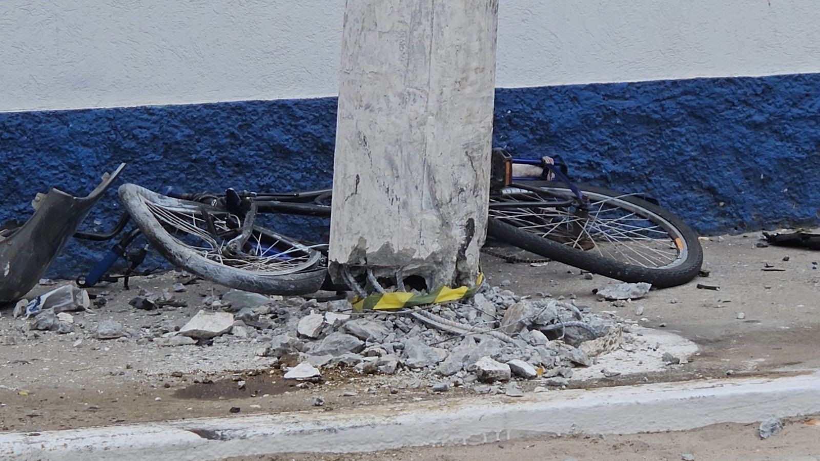 Pai e filha de 11 anos que estavam de bicicleta na calçada são atingidos após acidente entre dois carros em Cabo Frio