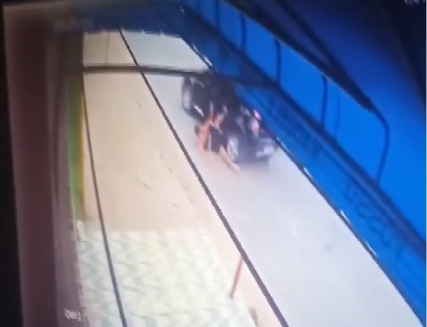 VÍDEO: mulher vítima de sequestro tenta fugir e é arrastada por carro em movimento