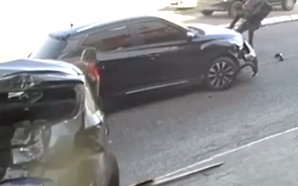 Homem salva motociclista que fica debaixo de carro durante engavetamento em São Cristóvão (SE). — Foto: Reprodução/TV Sergipe